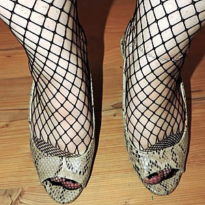 Sexy in Fishnetz mit Heels Zeigegeil Galeriebild