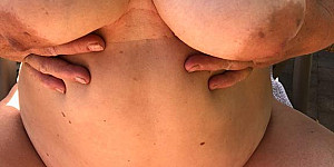 Eheschlampe zeigt gerne ihre Titten First Thumb Image