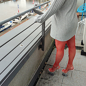 Netzstrümpfe und Heels auf dem Balkon Galeriebild