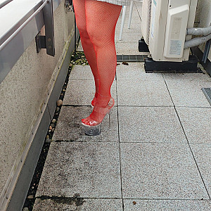 Netzstrümpfe und Heels auf dem Balkon Galeriebild