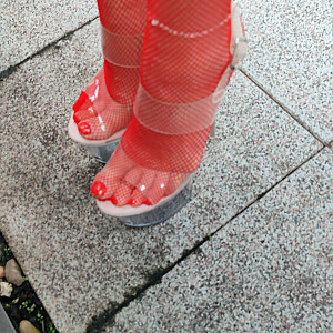 Netzstrümpfe und Heels auf dem Balkon Galeriebild