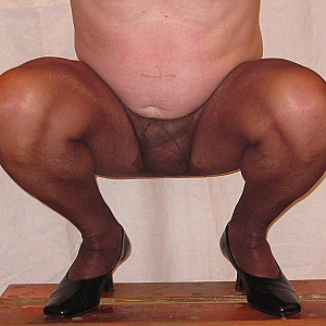 slavepresentation in a pantyhose gallery image