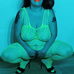 First image of Paar0365's Gallery - in a green shiny catsuit