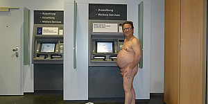 55Paul55 nackt in einer Bank oder Sparkasse First Thumb Image
