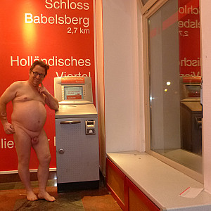 55Paul55 nackt in einer Bank oder Sparkasse Galeriebild