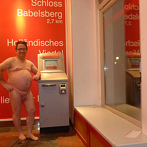 55Paul55 nackt in einer Bank oder Sparkasse Galeriebild