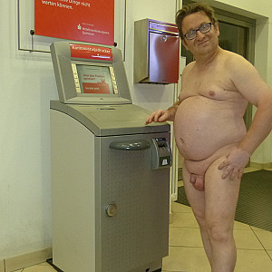 55Paul55 nackt in einer Bank oder Sparkasse Galerie