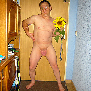 55Paul55 nackt mit der Sonnenblume Galerie
