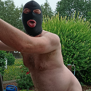 Masken Mann macht FKK im Garten Galeriebild