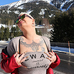 Gina White besucht die Steiermark im Schnee Galerie