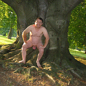 Das erste Bild von 55Paul55's Galerie - 55Paul55 nackt am Baum