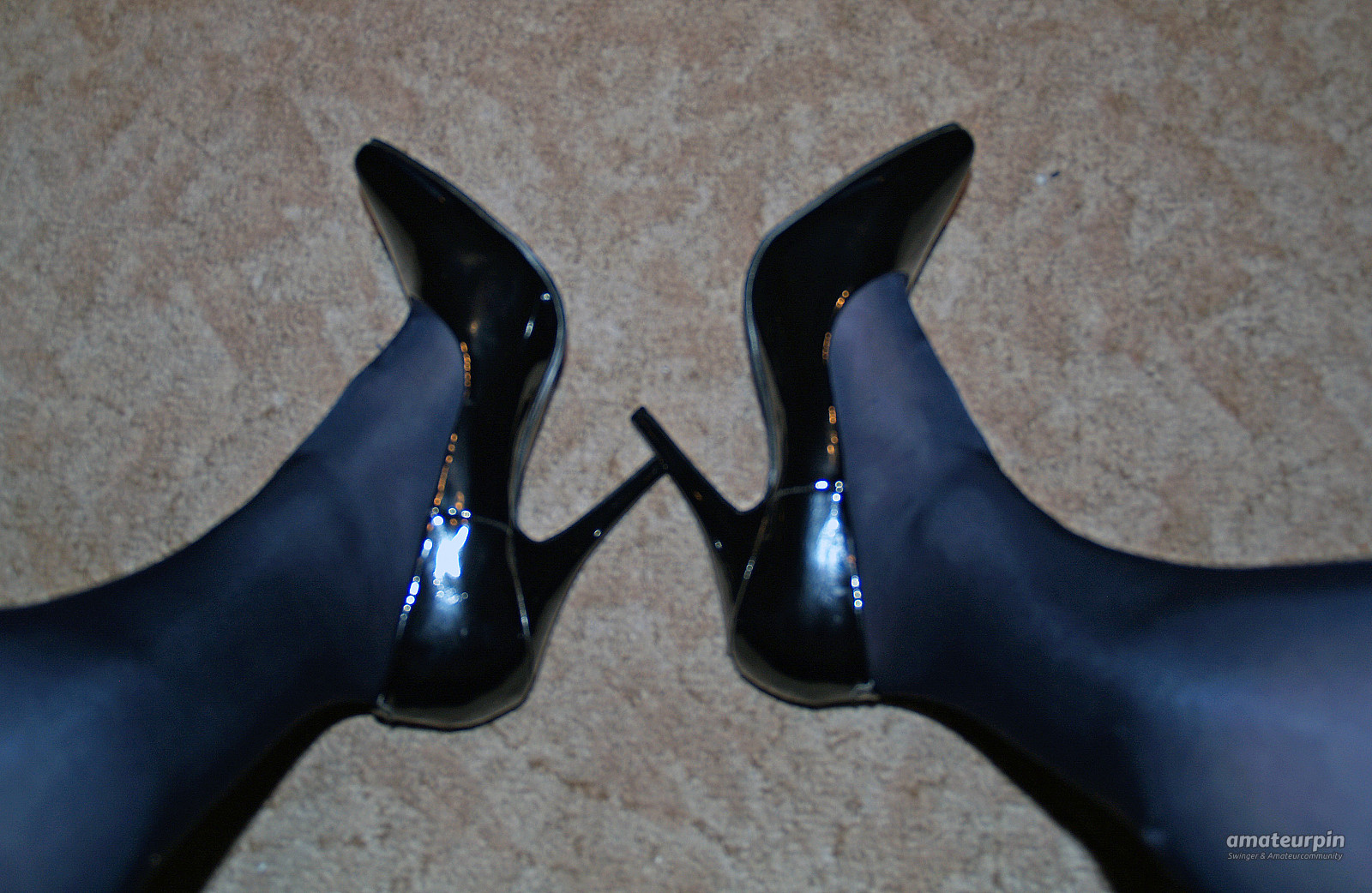 blaue Strumpfhose, schwarze Pumps Galeriebild