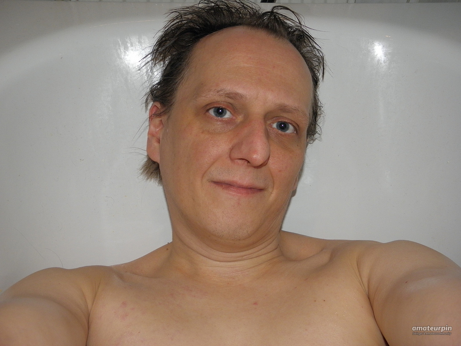 wanking in the bathtub gallery image