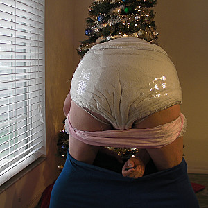 kop4560000 diapered sissy by xmas tree Galeriebild