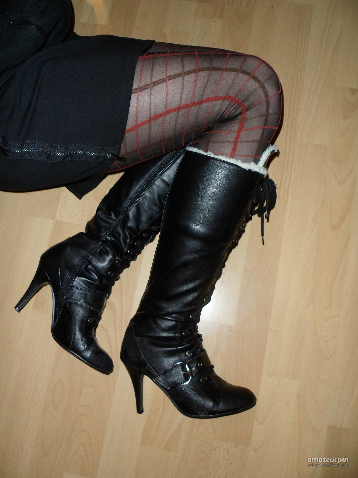 Winterstiefel und rot-schwarze FSH Galeriebild