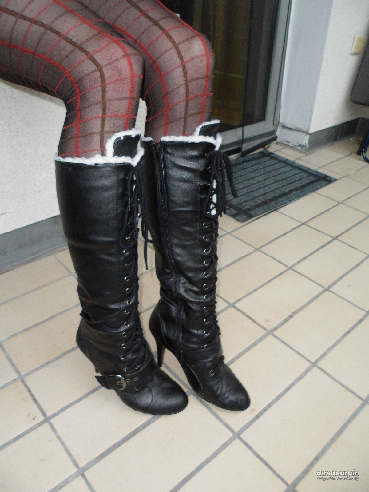 Winterstiefel und rot-schwarze FSH Galeriebild