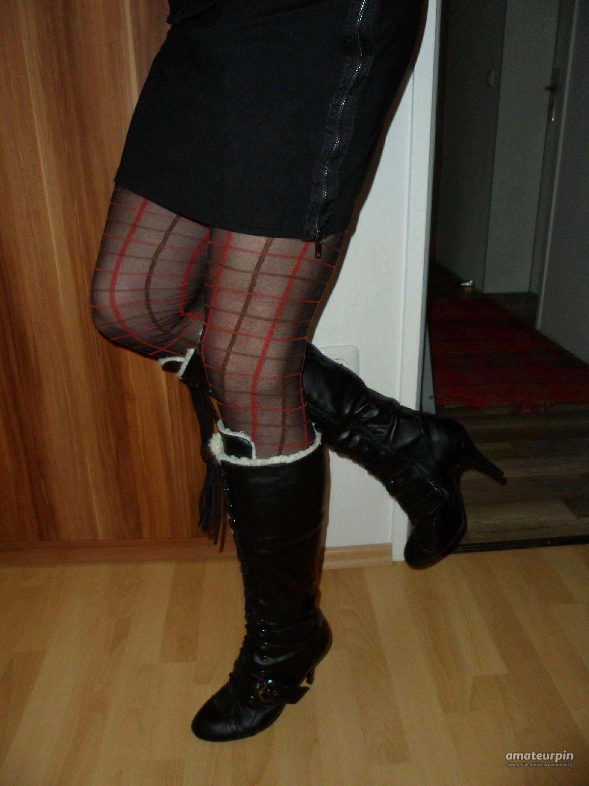 Winterstiefel und rot-schwarze FSH Galeriebild