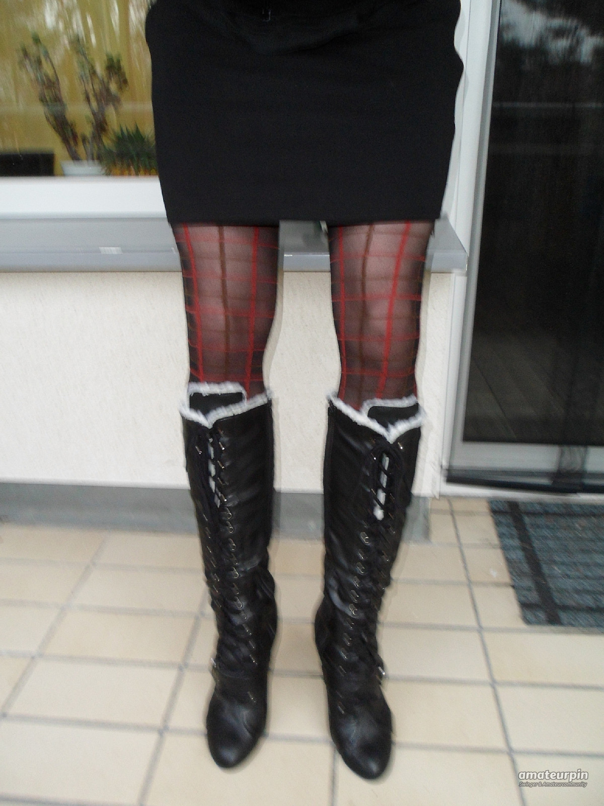 Winterstiefel und rot-schwarze FSH Galeriebild