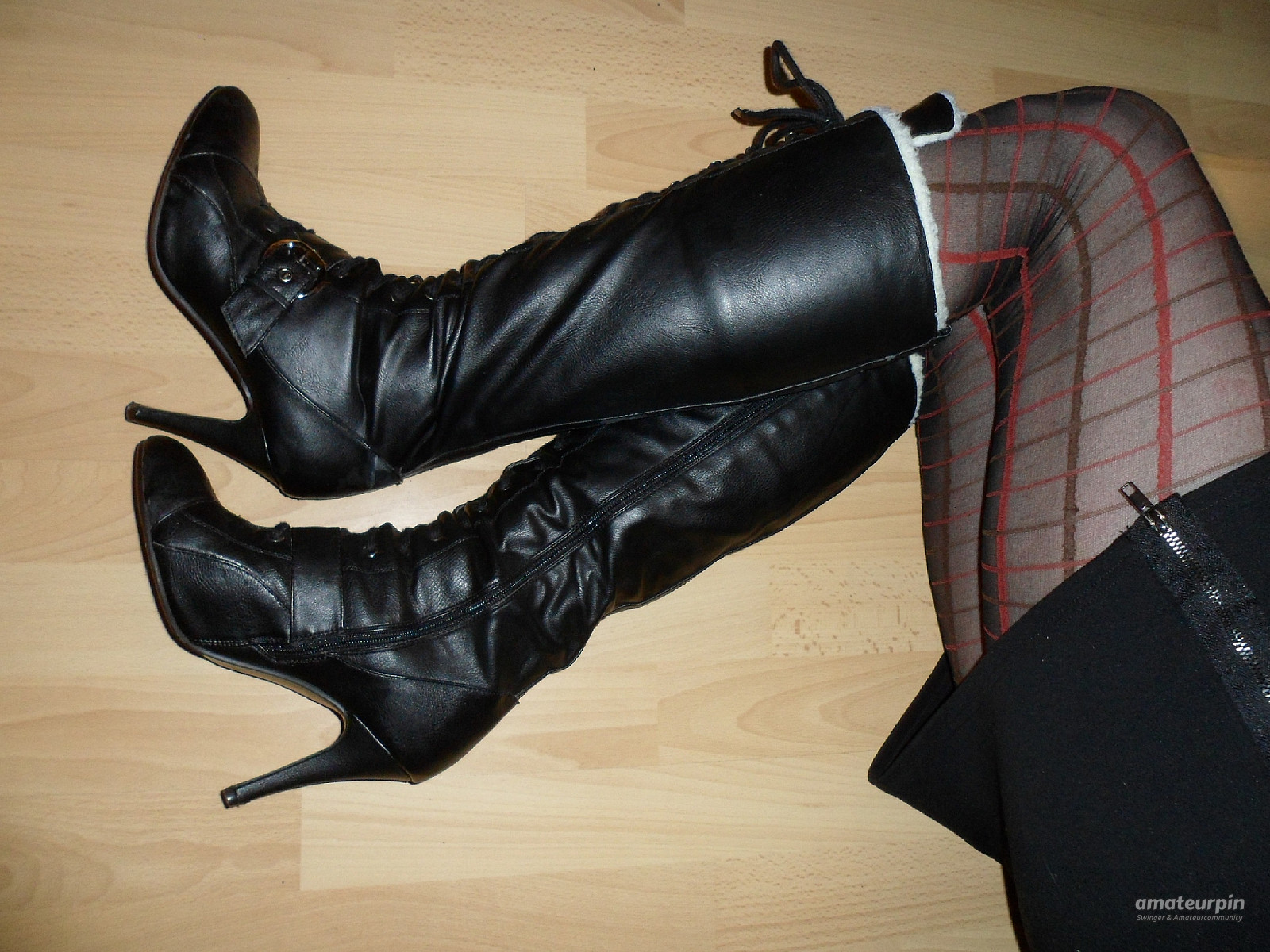 Winterstiefel und rot-schwarze FSH Galeriebild