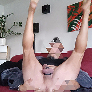 barefoot wanking gallery image