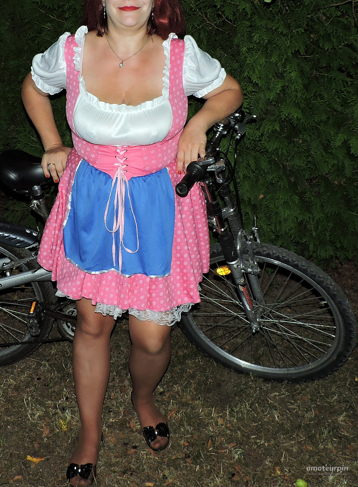 Im Dirndl am Mountainbike Galeriebild