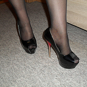 Das erste Bild von Milf Ivonne69's Galerie - Neue High Heels.........in Nylons