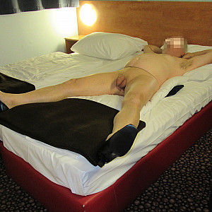 Sklave auf Hotelbett 01 Galeriebild