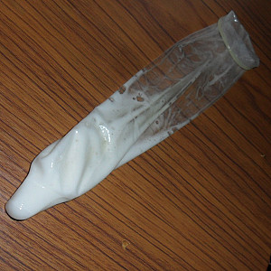 Wichsen mit Zäpfchen im Kondom Galerie