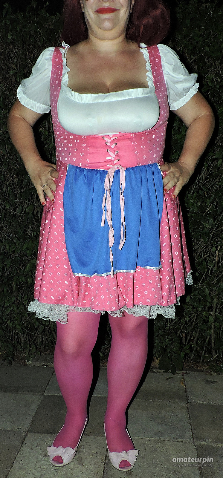 Sexy in pink mit Dirndl Galeriebild