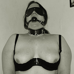 Das erste Bild von chubbypussy's Galerie - Slave in schwarz/weis