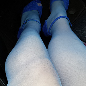 Unterwegs in blauen Nylons, Heels und Minirock Galeriebild