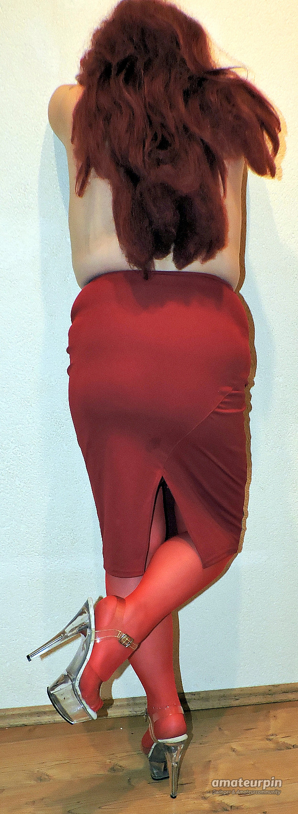 Sexy in rot mit Strapsen Galeriebild