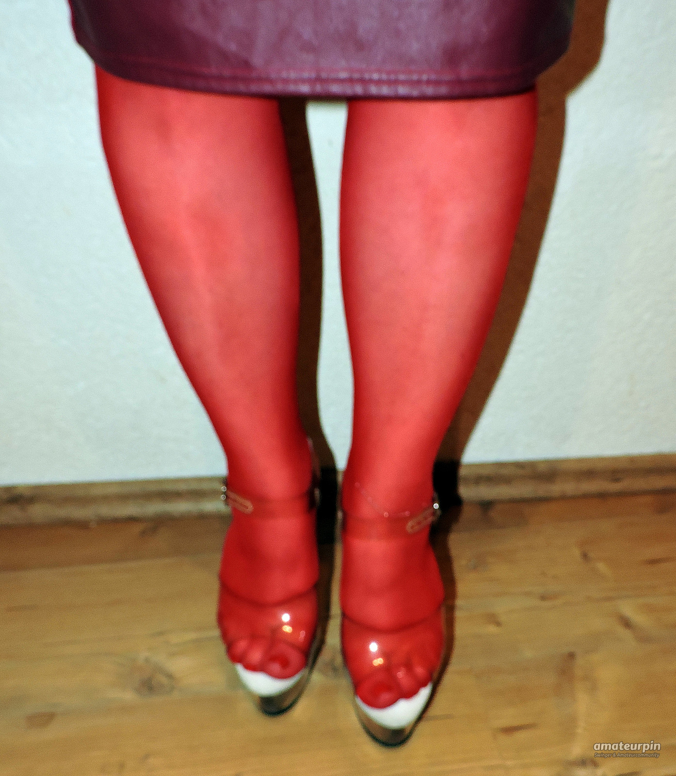 Sexy in rot mit Strapsen Galeriebild