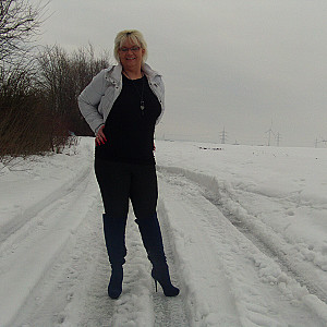 Hot Girl cold Snow Galeriebild