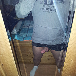 Mit Shorts und Shirt Galeriebild