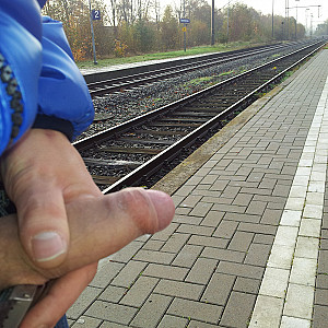 Steif am Bahnhof Leute guckten Galeriebild