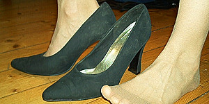 Pumps und Nylons First Thumb Image