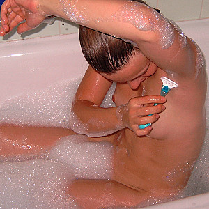 me shaving in bathtub Galerie