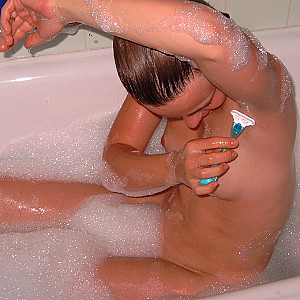 me shaving in bathtub Galeriebild