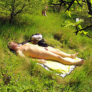 Sunbath in the gras gallery image