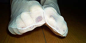 weiße strumpfhose und rotlackierte fußnägel First Thumb Image