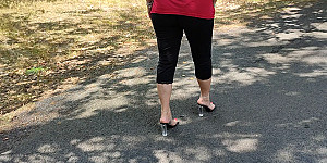 Pgirl läuft auf den Waldweg mit Mules First Thumb Image