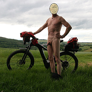 Nackt mit dem Fahrrad unterwegs Galerie