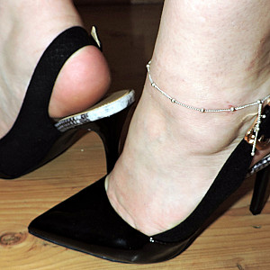 Nackt in Heels Galeriebild