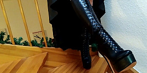 P.girl mit schwarzem Glanzkleid und sexy Stiefel First Thumb Image