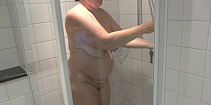2 Lesben duschen im Hotel 1 First Thumb Image