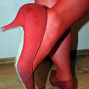 Sexy in rot mit weißer Stola Galeriebild