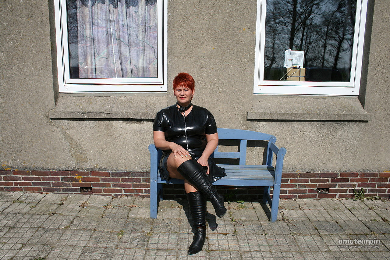 Im Latex Outfit auf dem Bauernhof Galeriebild