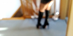 Pgirl mit kurzem Kleid und schwarze High Heel Stiefel plus Anal Plug First Thumb Image