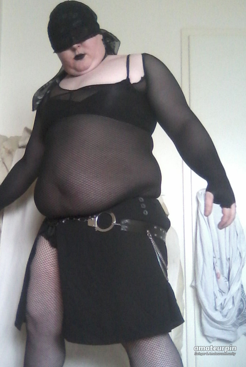 Chubby Tranny Goth Galeriebild